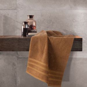 Ręcznik bawełniany z bordiurą z błyszczącą nicią JUDY 70X140 jasnobrązowy